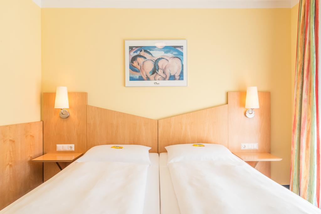 Hotel Beim Schrey Kirchheim bei Muenchen Room photo