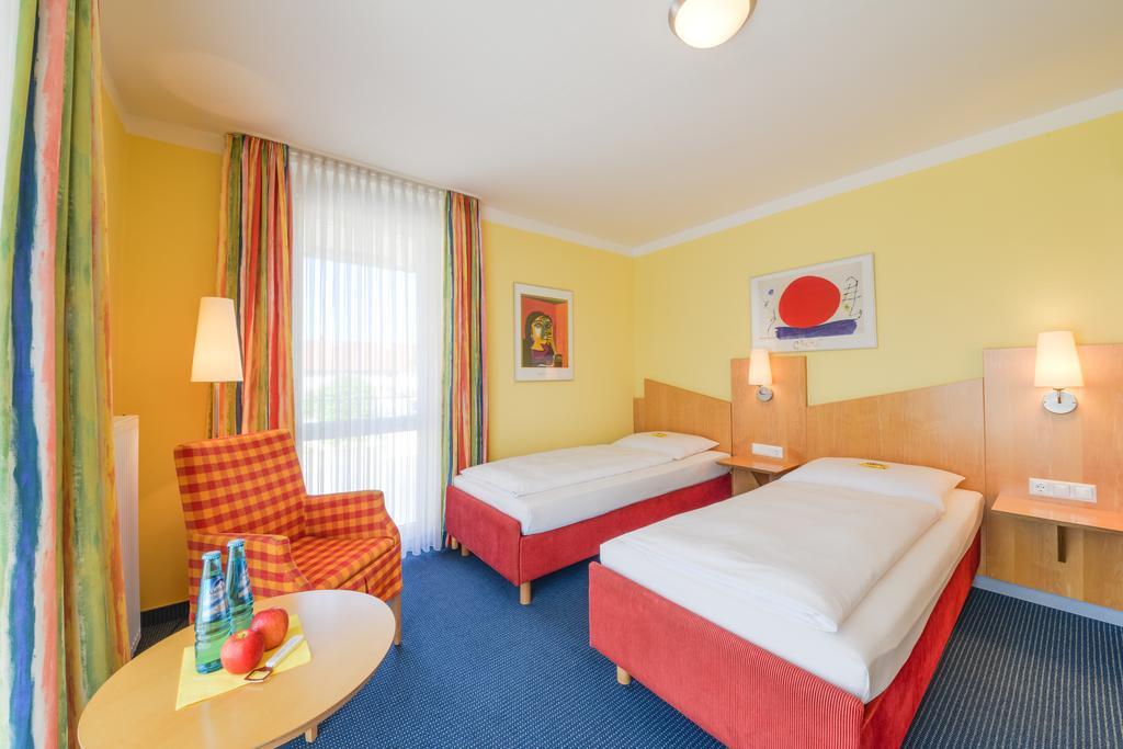 Hotel Beim Schrey Kirchheim bei Muenchen Room photo